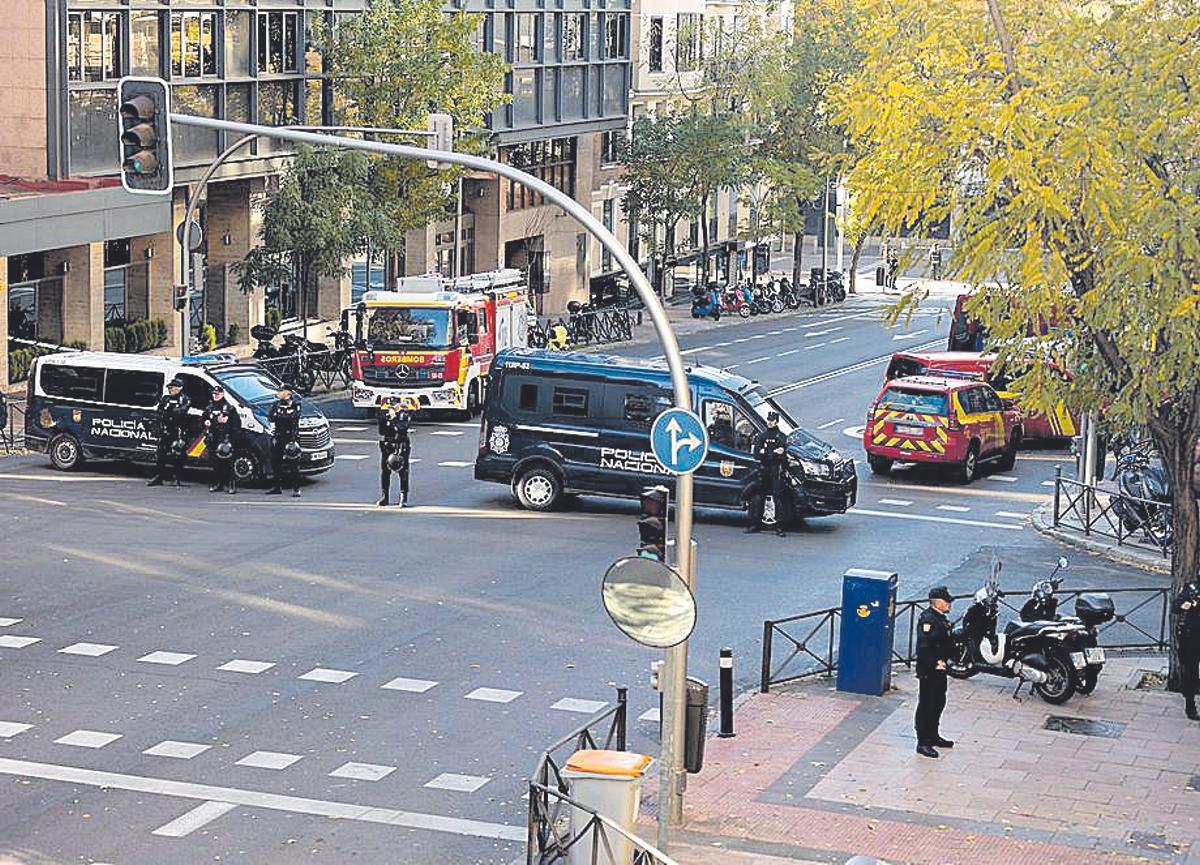 Imagen de la embajada de EEUU en Madrid en el momento de recibir una de las cartas bomba