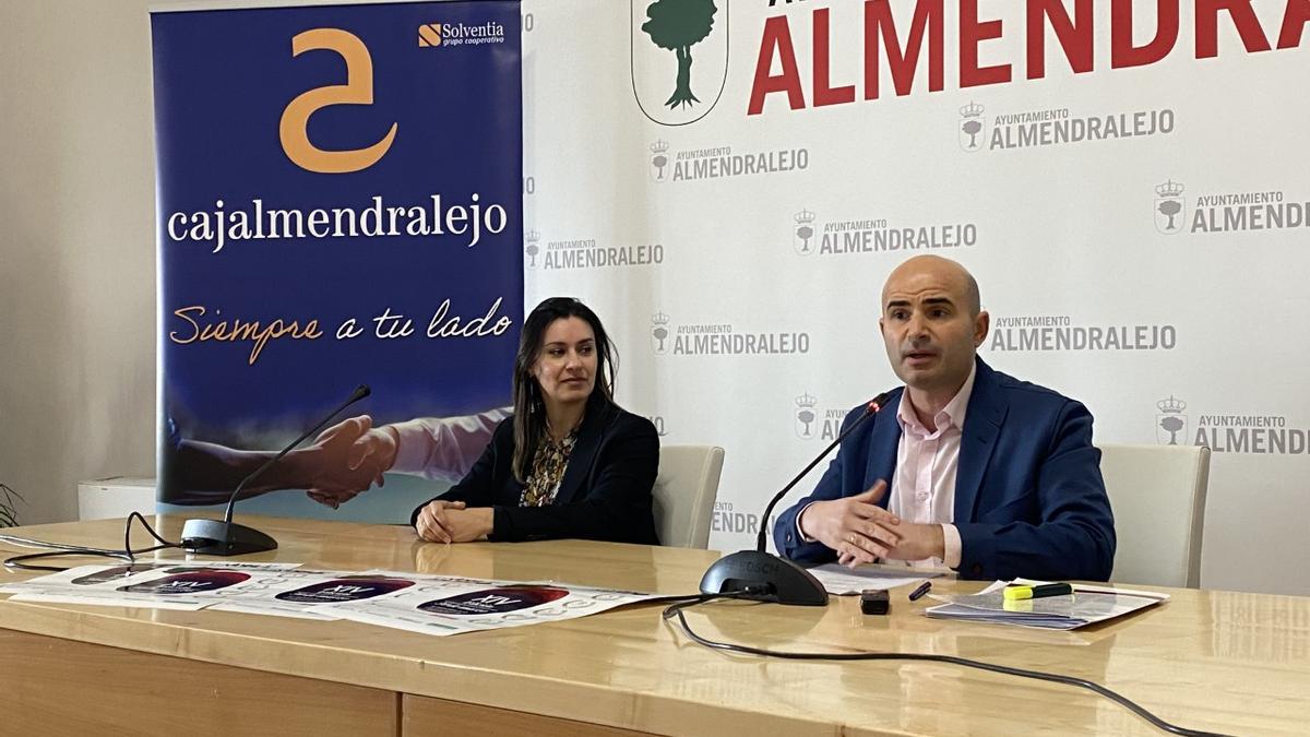 Pilar Porrón, de Cajalmendralejo, junto al concejal del Museo del Vino, Saúl del Amo, presentaron el certamen.