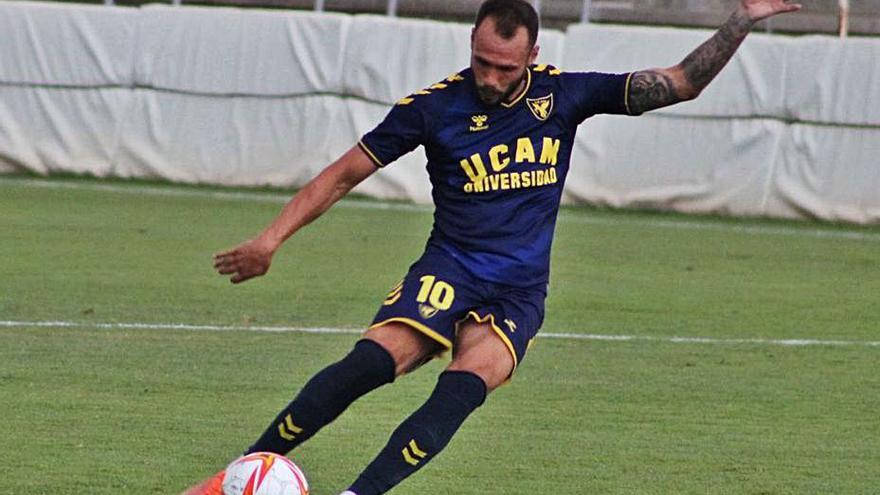 Santi Jara sacando un libre directo ante el Albacete. | PRENSA UCAM MURCIA CF