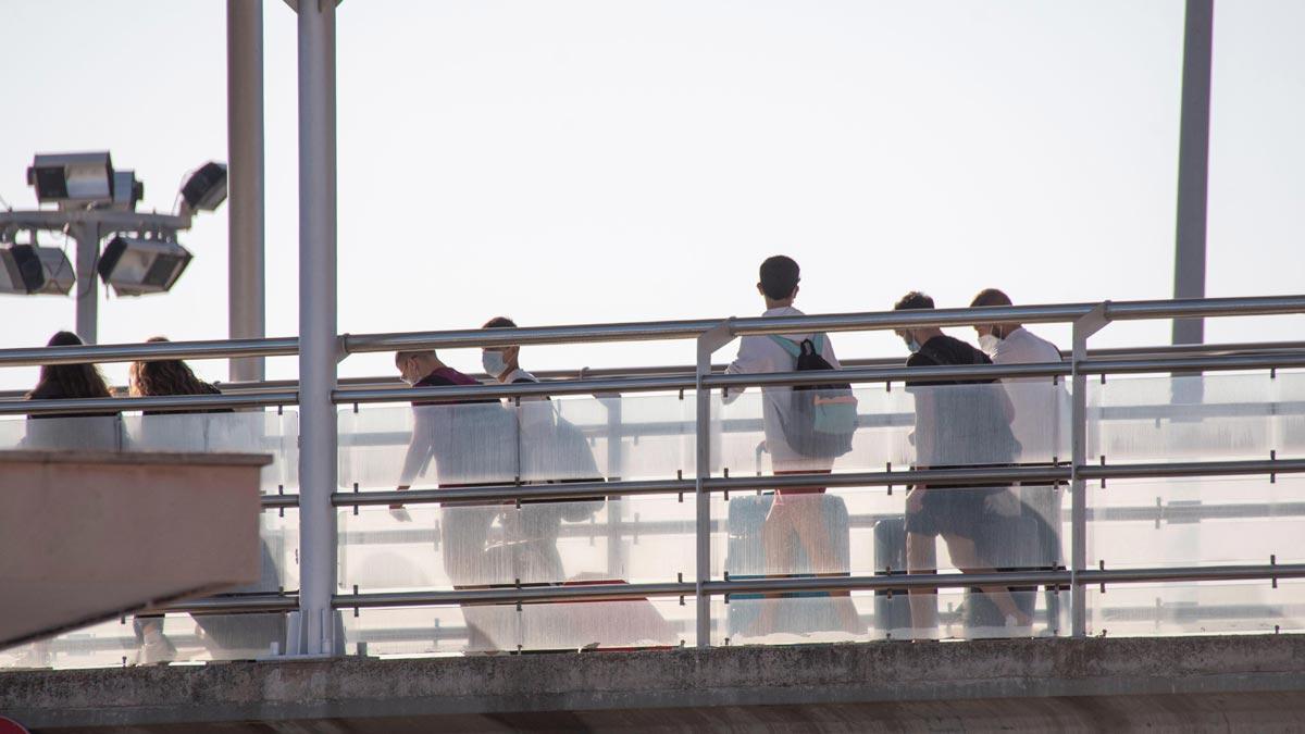 Estudiantes que estaban en cuarentena por el macrobrote de covid en Mallorca embarcan en el 'barco burbuja' para salir hacia Valencia