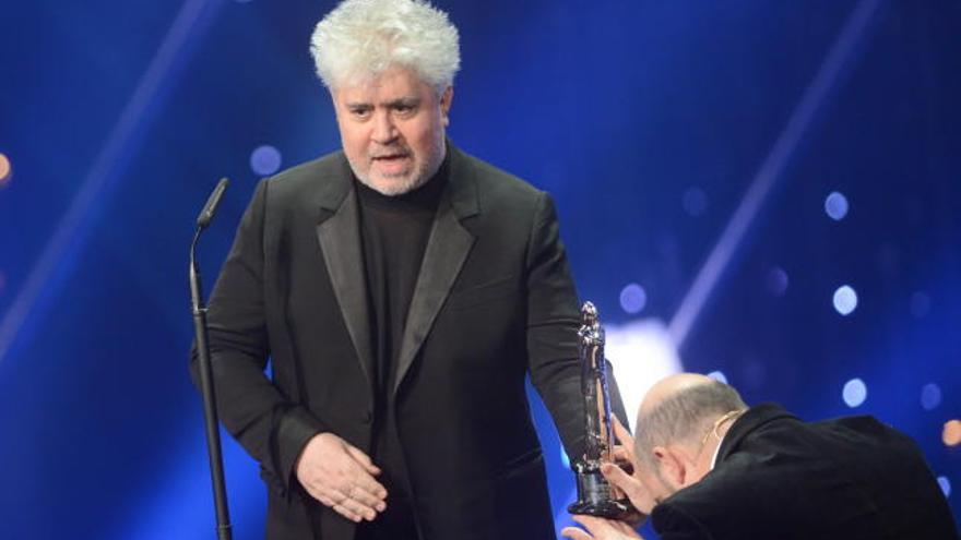 Pedro Almodóvar recogiendo su premio.