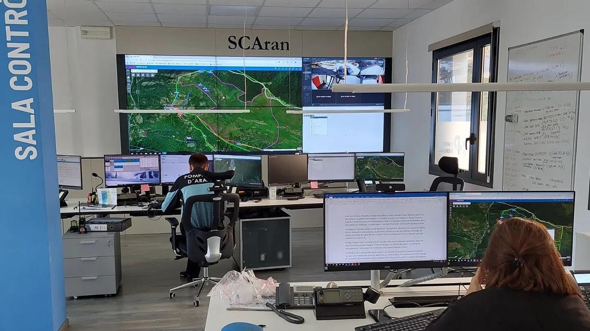 Dos efectivos de los servicios de emergencias trabajan en la Sala de Control de Aran (SCAran), donde se reciben y gestionan las llamadas del 112 en la Val d'Aran.