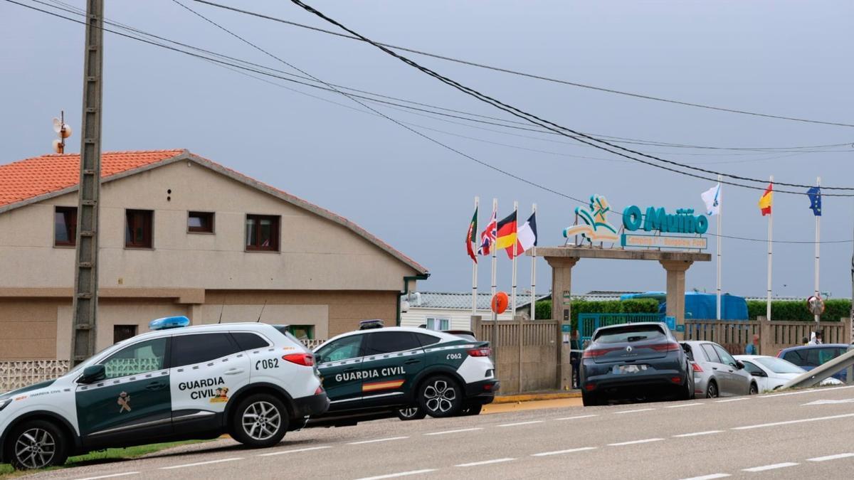 Coches de la Guardia Civil frente al camping de Oia horas después del crimen.