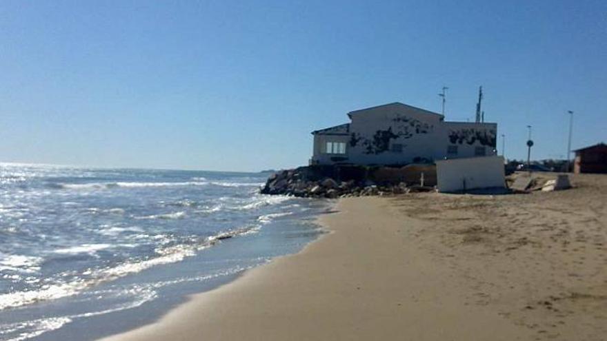 Una espectacular imagen de la playa de Guardamar, con un chalé que literalmente está sobre las aguas