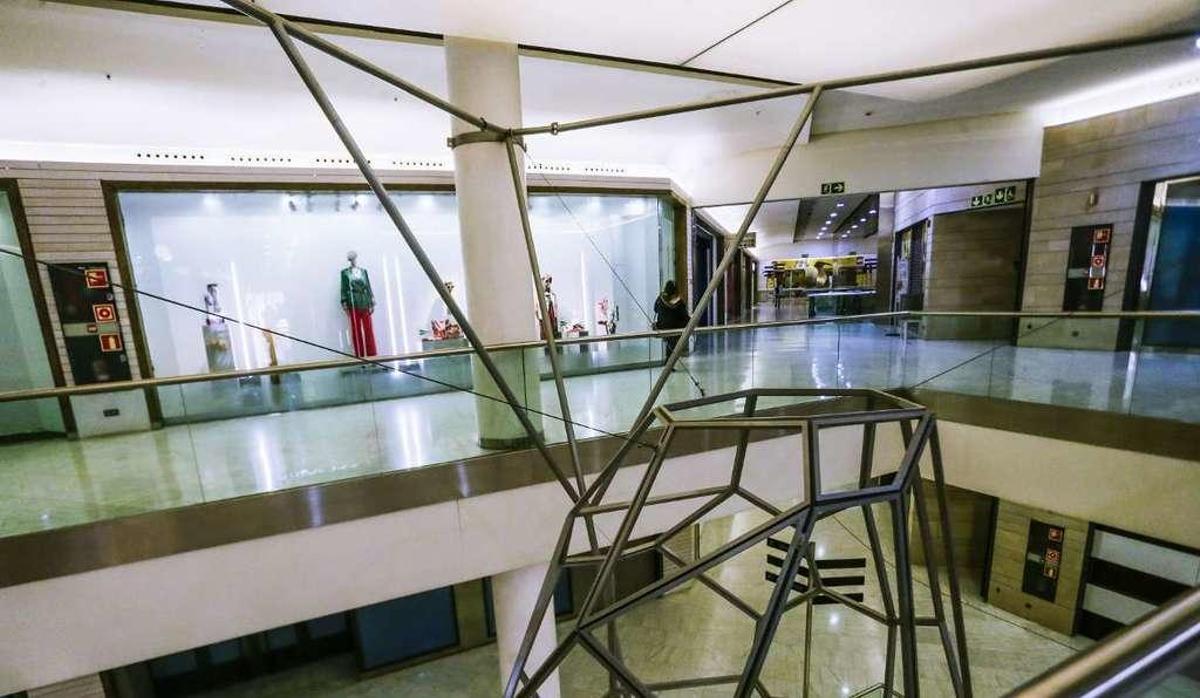 Aspecto del centro comercial del Calatrava, prácticamente vacío, la tarde del pasado sábado.