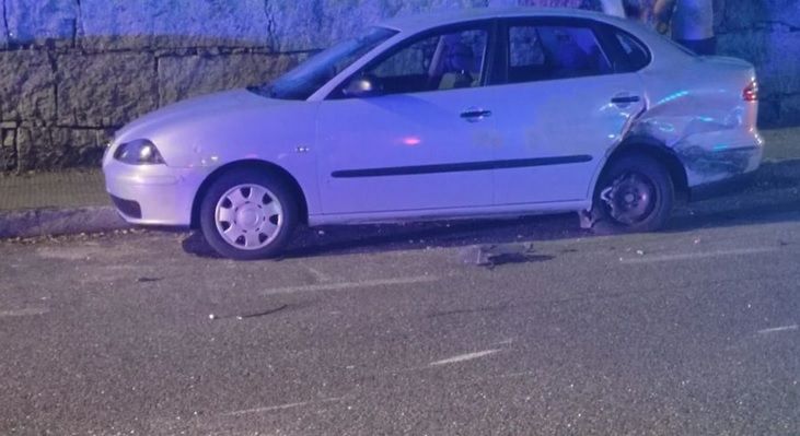 Así quedó el coche tras colisionar con otro que estaba estacionado en Chapela.