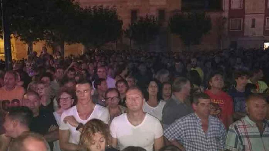 Los seguidores siguen el concierto en la Plaza Mayo.