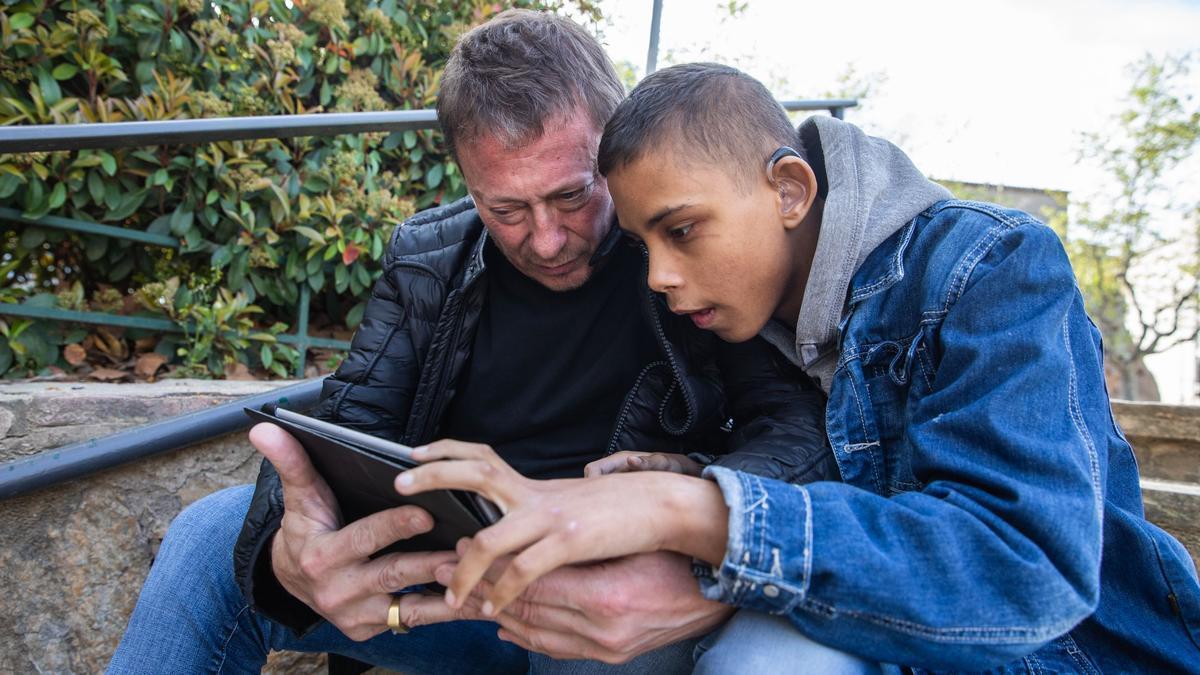 Daniel Andreu, padre de un adolescente con TEA, ha desarrollado una aplicación (Gueopic) para comunicarse con su hijo Gueorg.