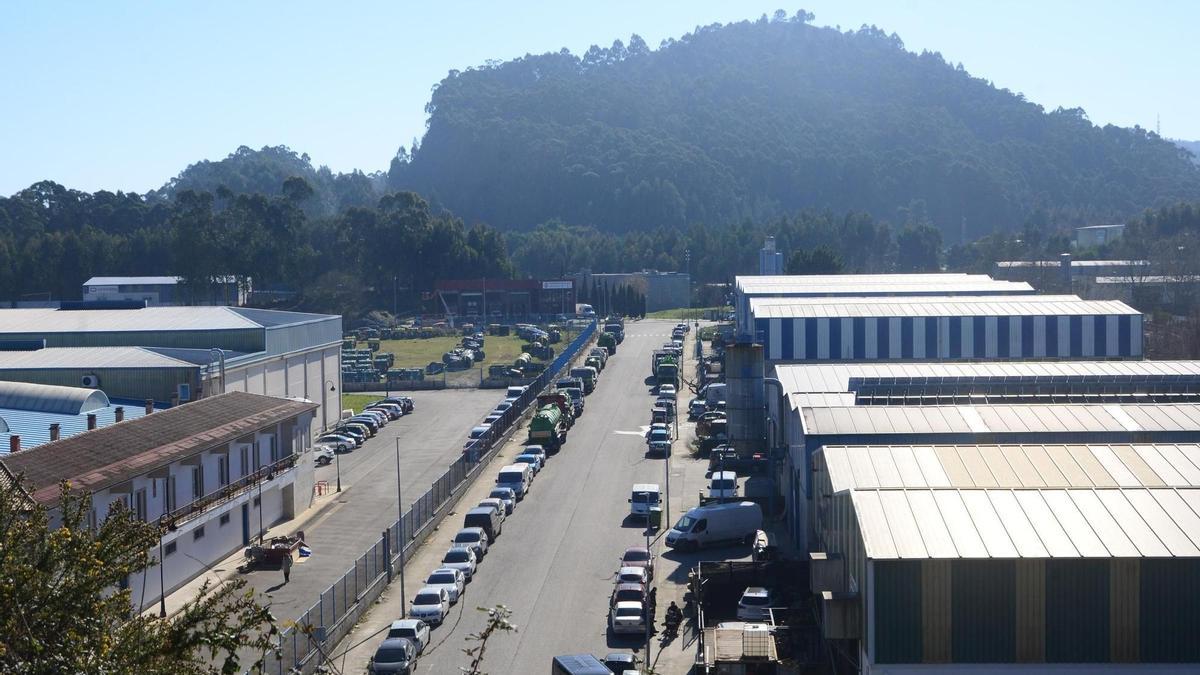 Una vista del polígono industrial de Castiñeiras, donde la empresa donde se hallaron 60 paquetes de pescado congelado de Mercadona tiene una nave y almacén de frío.