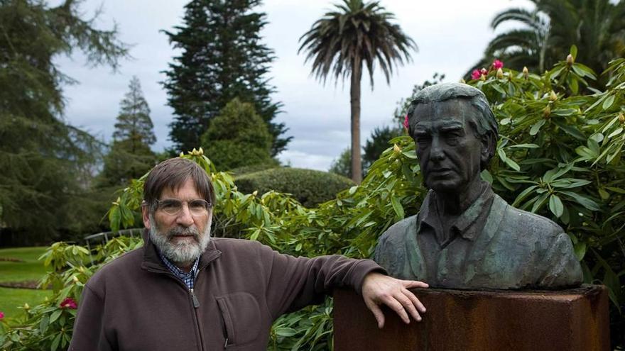 Guillermo Basagoiti, director del Evaristo Valle, en los jardines del museo.