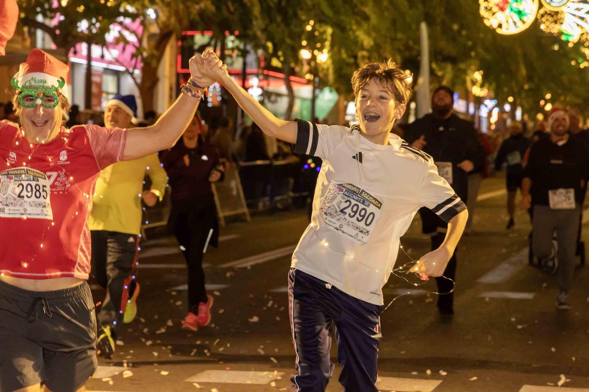 La San Silvestre de Alicante llena de colorido la ciudad