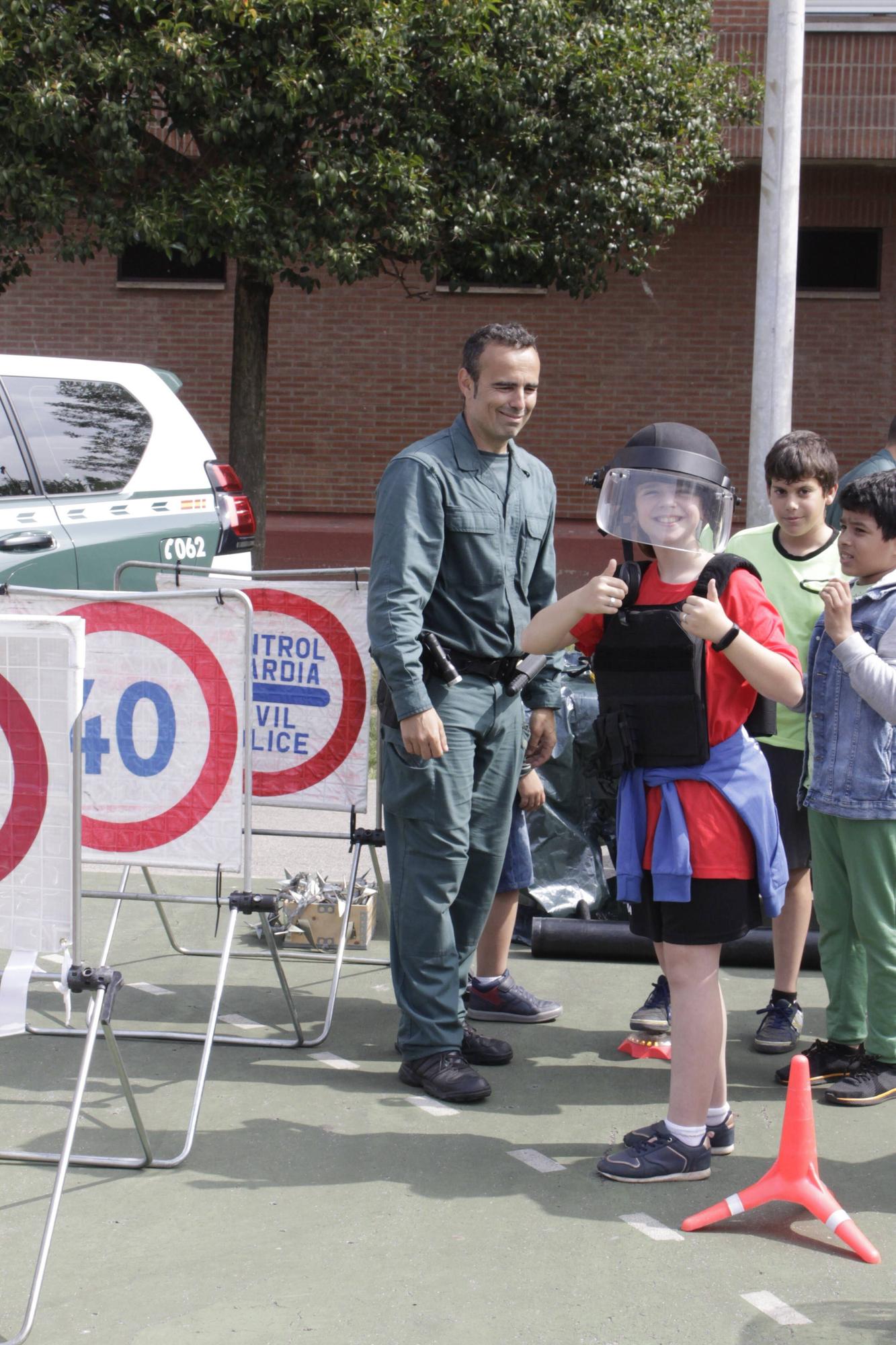 La visita de la Guardia Civil al colegio gijonés de Laviada, en imágenes