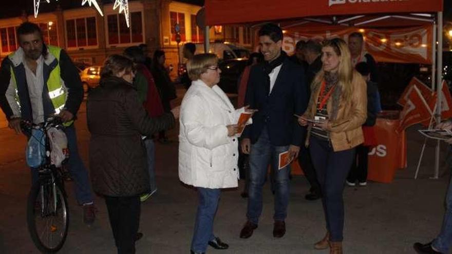 Antonio Lara (centro), en la mesa de Ciudadanos. // Santos A.