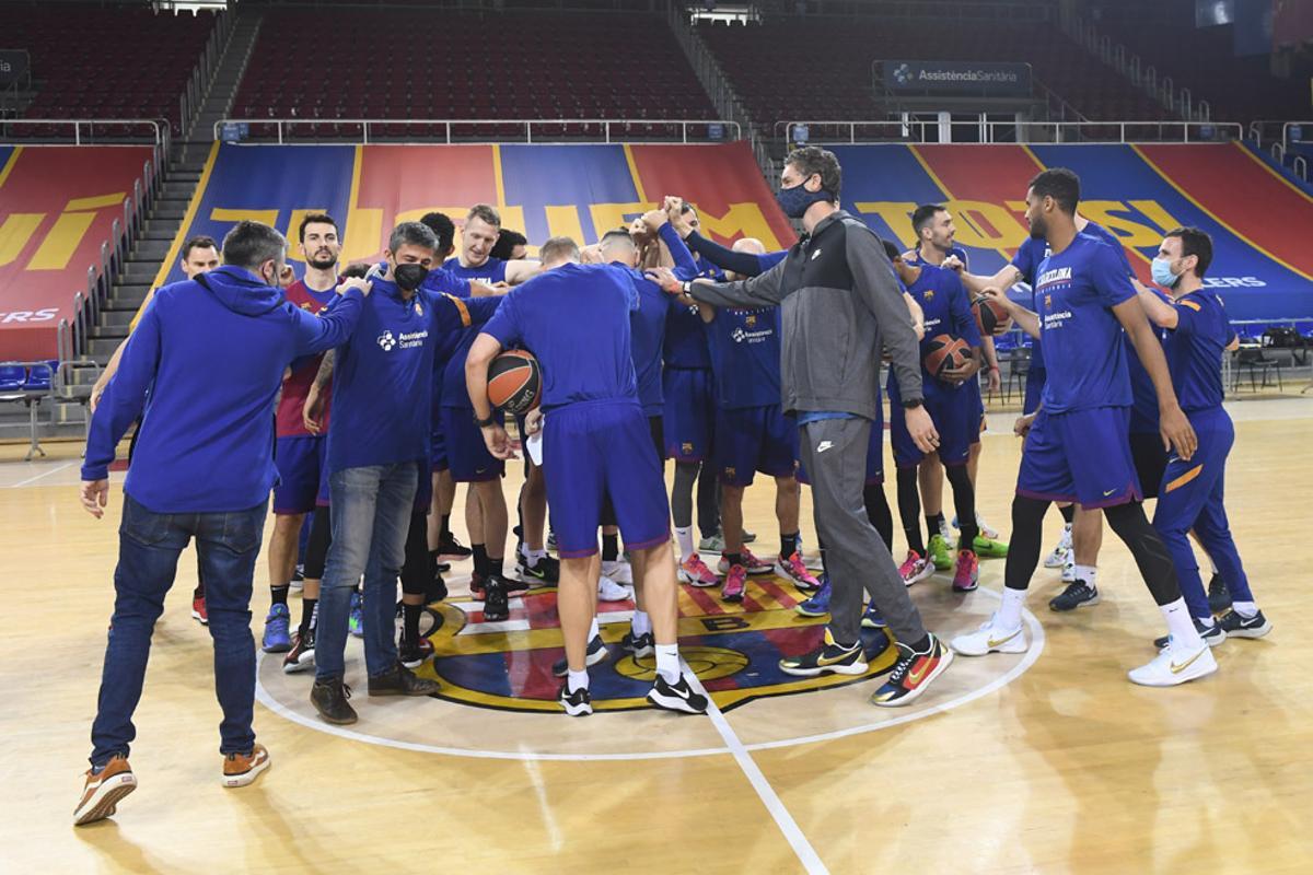 Pau Gasol visita a sus compañeros del Barça