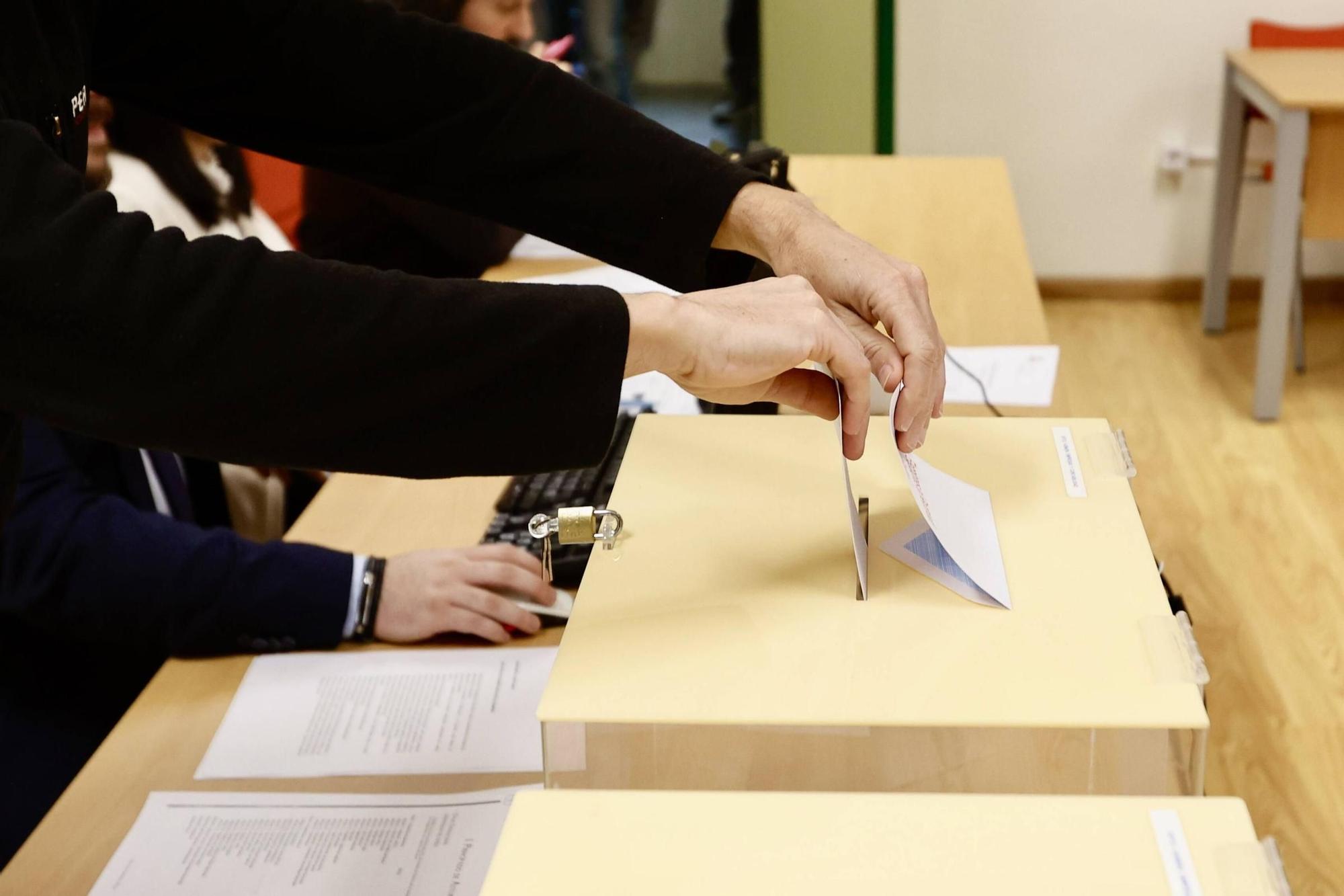 EN IMÁGENES: las votaciones para elegir al próximo Rector de la Universidad de Oviedo