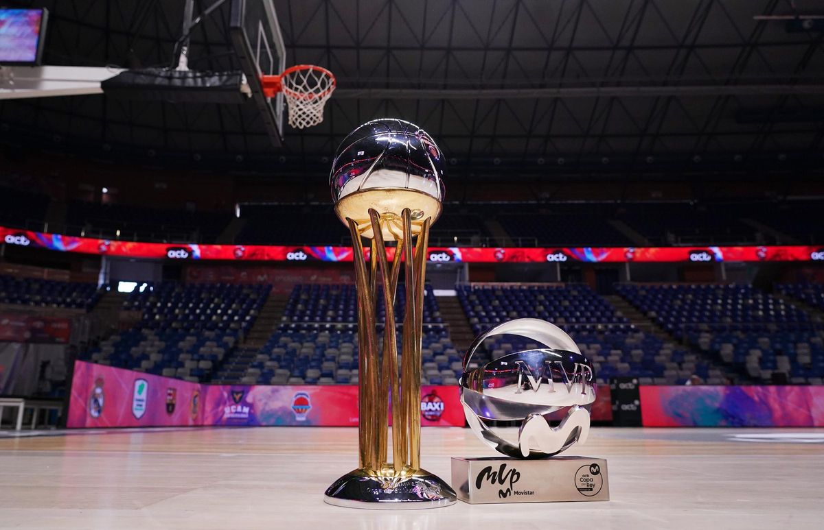 La Copa del Rey y el trofeo MVP sobre el parqué del Carpena.