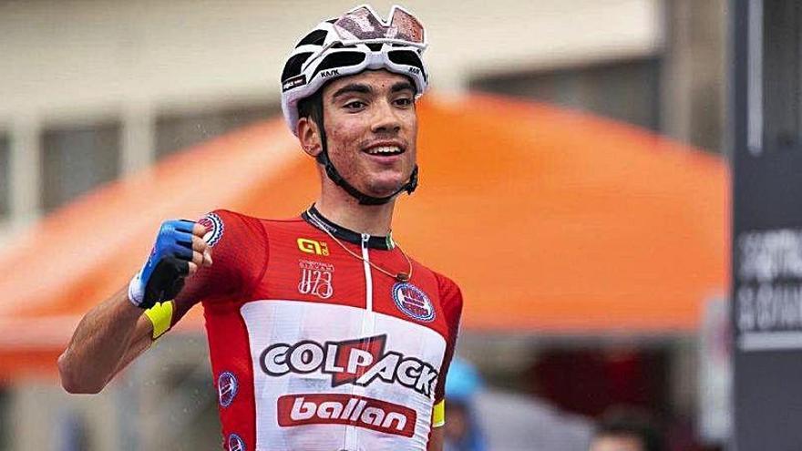 Juan Ayuso celebra una de sus tres victorias de etapa en el Giro Baby