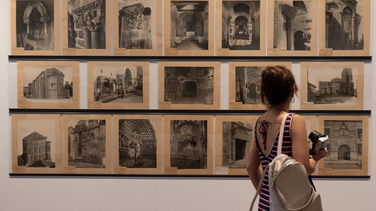 Un mujer contempla algunas de las fotografías monumentales que efectuó Filuco