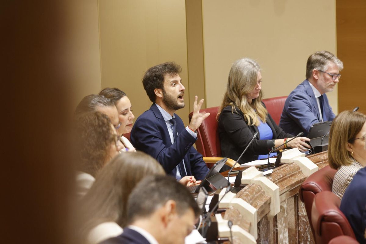 El gesto del popular Landáburu a la bancada socialista en pleno debate por el escándalo de corrupción en el PSOE.