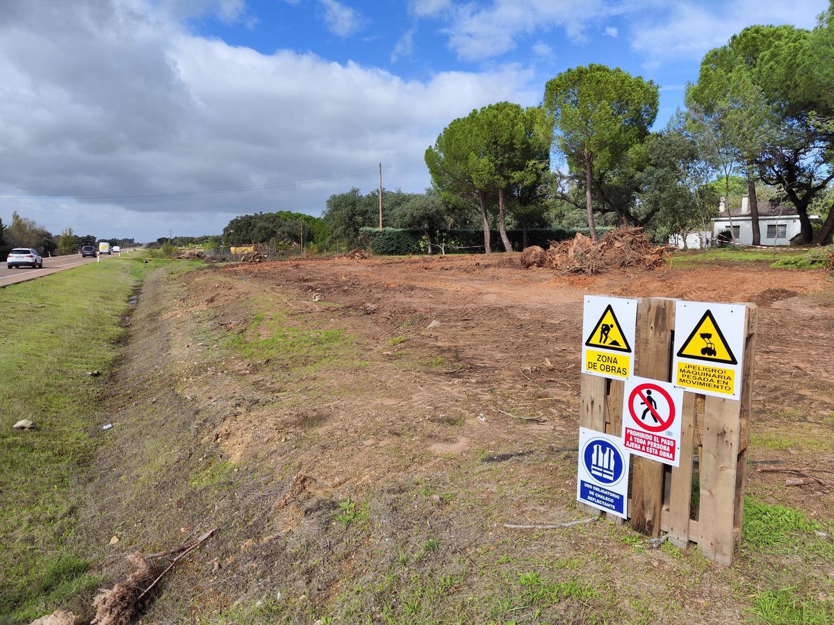 Una de las zonas afectadas por las obras, ya desbrozada y señalizada, este viernes.