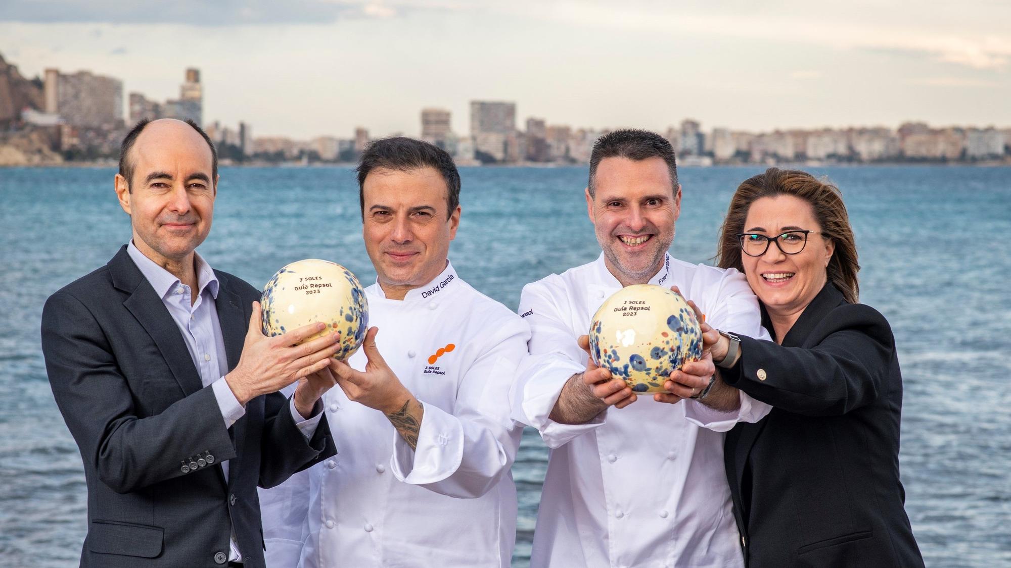 El sumiller Juanma del Rey y el chef David García (Corral de la Morería), y el cocinero Fran Martínez y la sumiller Cristina Díaz (Maralba), galardonados con tres soles Repsol en la guía de 2023