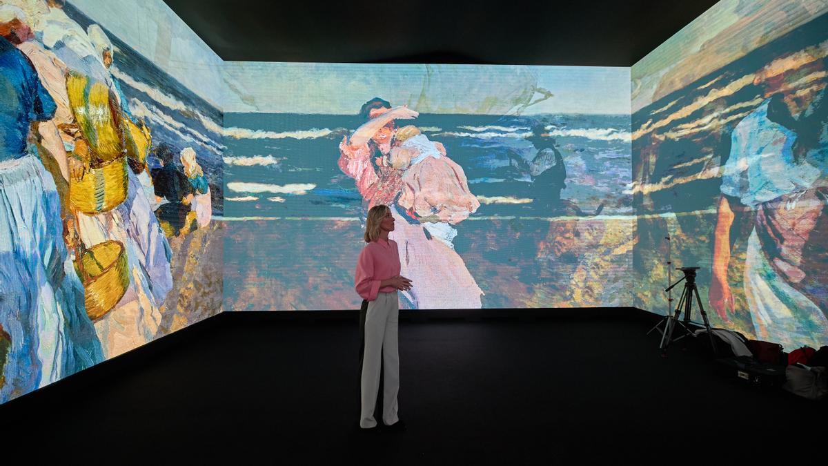 Una espectadora observa una de las imágenes virtuales de la exposición &quot;Sorolla a través de la luz&quot;.