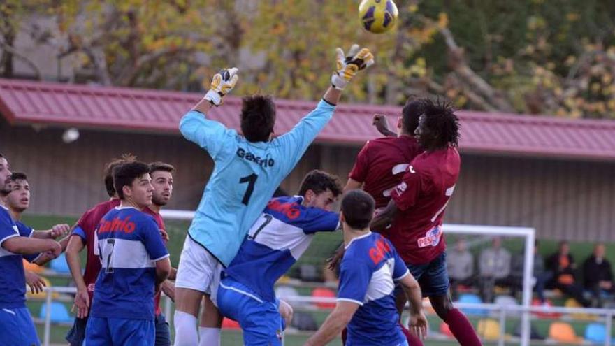 Una jugada del partido entre el Pontevedra B y el Gran Peña. // G.S.