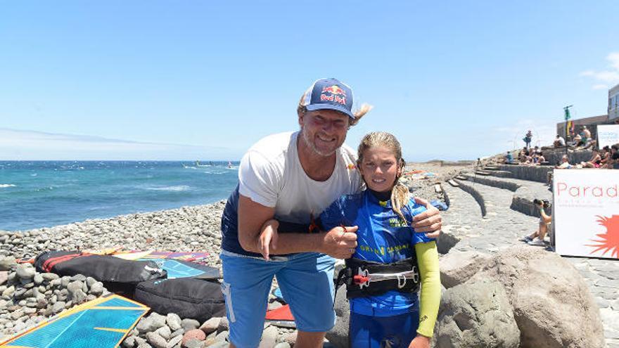 Liam, junto a su padre Bjorn Dunkerbeck en la playa de Pozo.