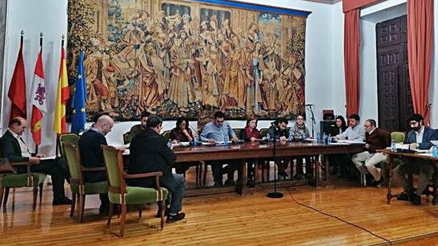 Concejales de la CorporaciÃ³n Municipal durante el Ãºltimo pleno celebrado a mediados del presente mes.