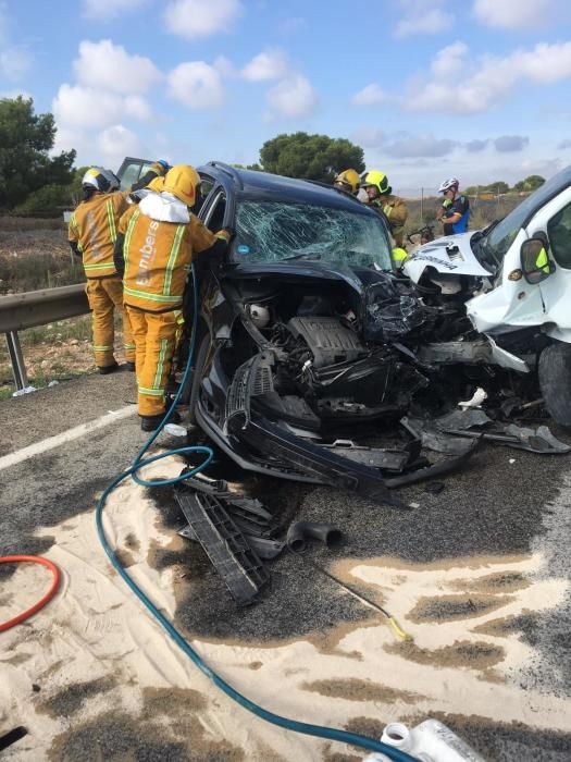 Rescatan a dos personas tras un accidente en Mil Palmeras