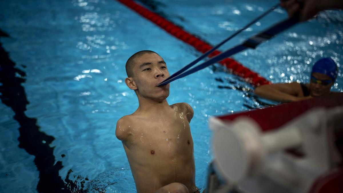 El nadador chino Jincheng Guo prepara las salidas en los Juegos Paralímpicos de París.