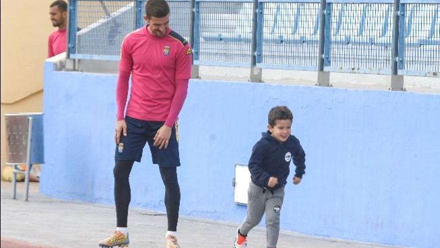 Javi Varas, junto a su hijo Aitor.