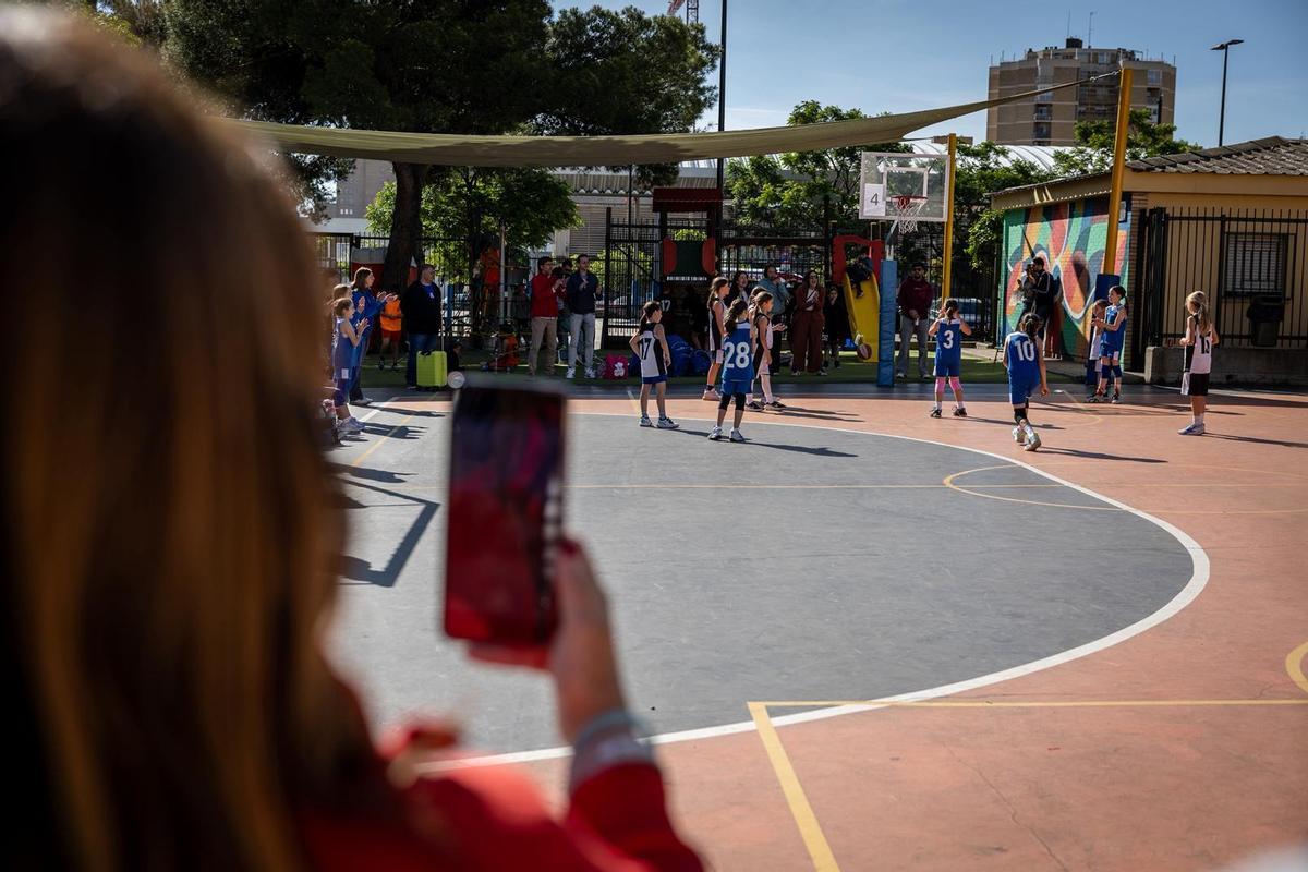 En imágenes | La emoción del baloncesto escolar se vive al máximo en el torneo del Colegio Doctor Azúa