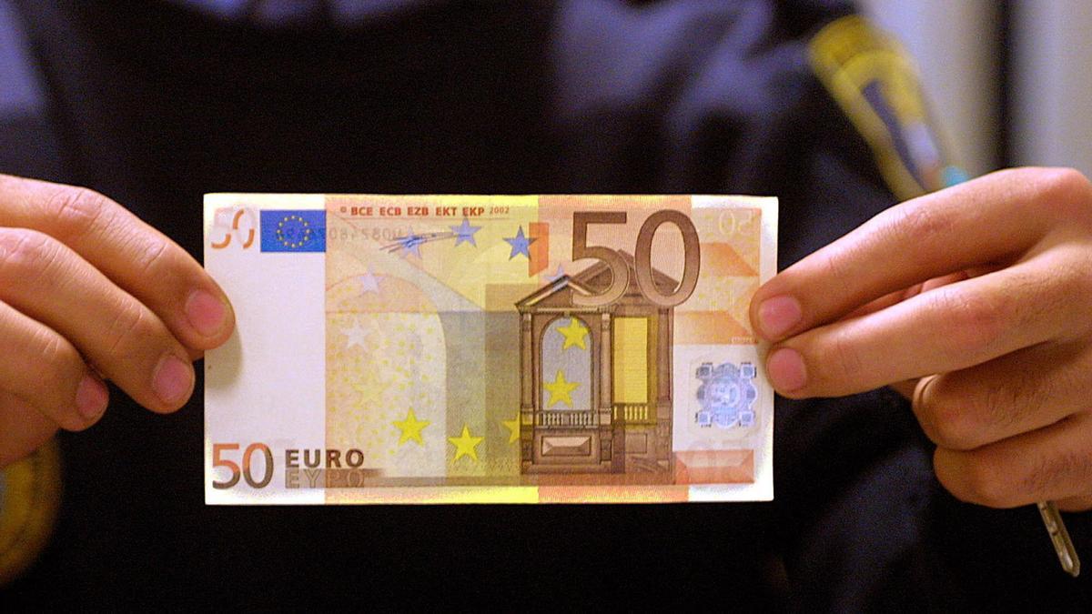 Suministro Resignación cortar Penado por tener más de 100 billetes falsos de 50 euros y querer usarlos -  La Opinión de A Coruña