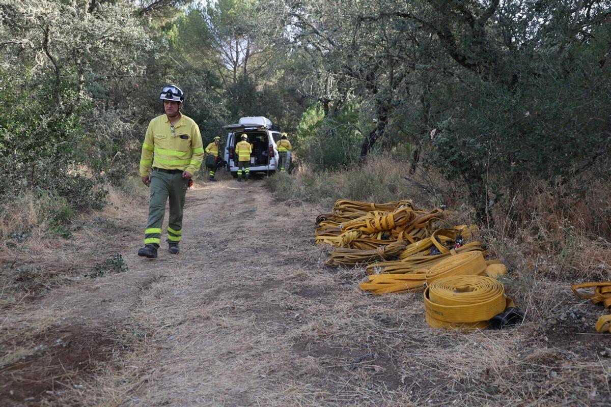 El Infoca trabaja en la extinción del incendio de Las Jaras en la sierra de Córdoba
