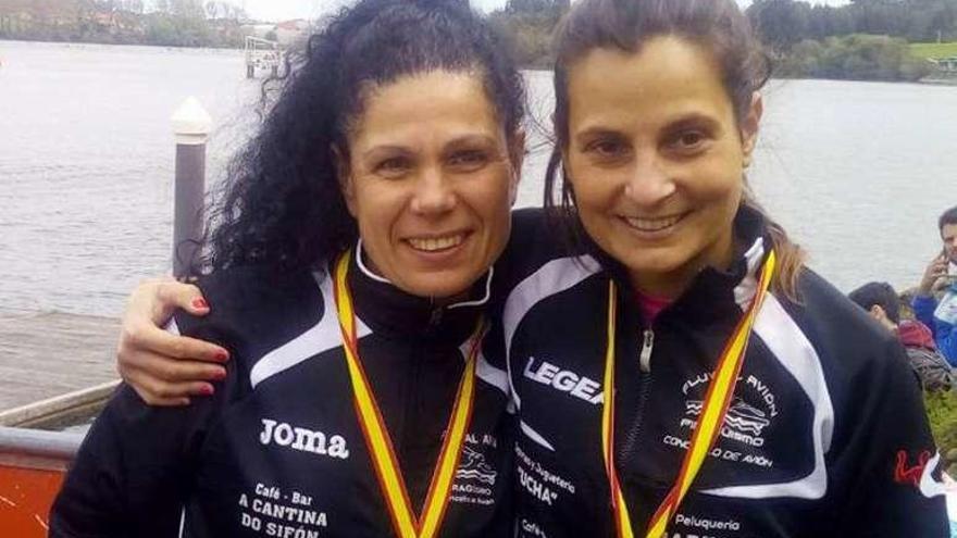 Las dos deportistas del Fluvial Avión con sus medallas. // FdV