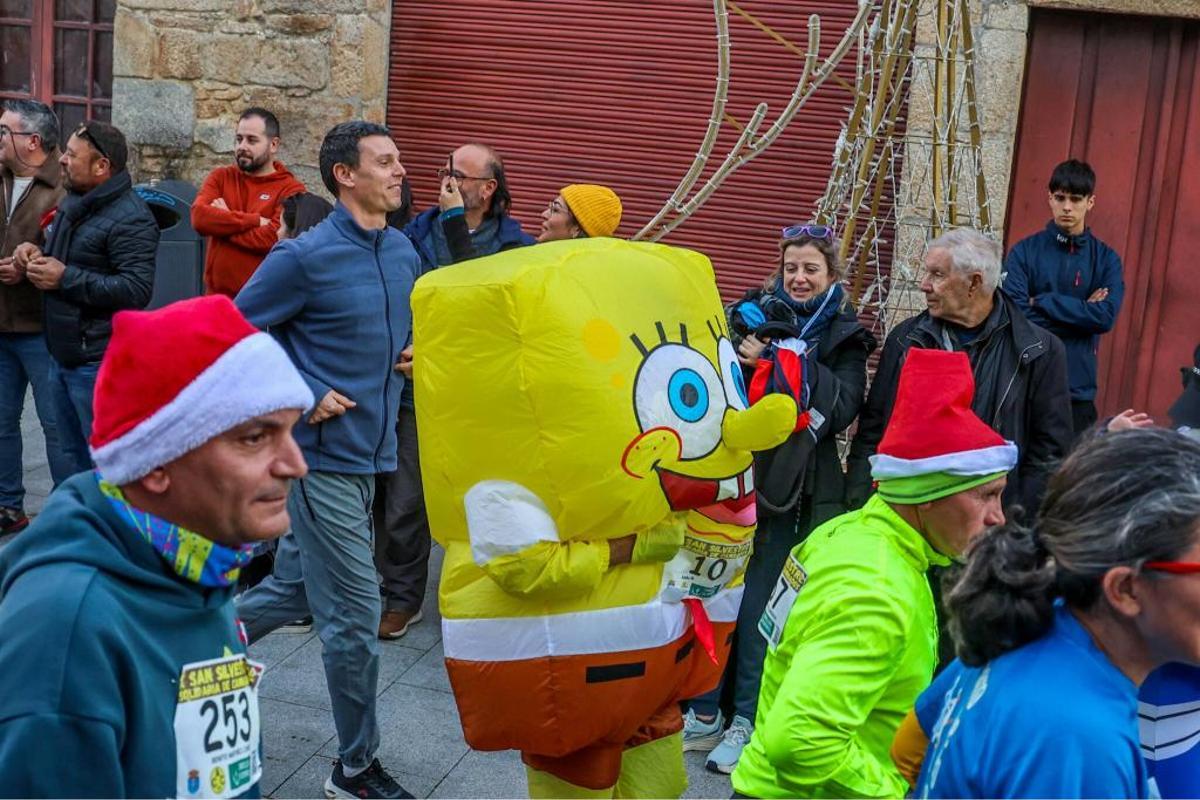 Cambados despide el año con miles de pisadas... y disfraces navideños