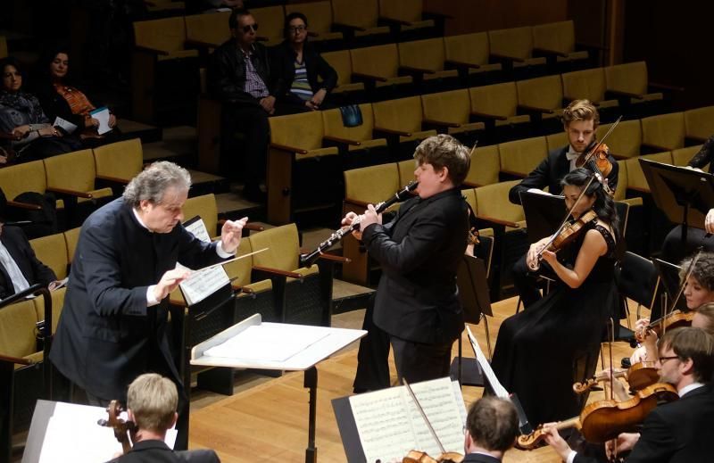 Las Palmas de Gran Canartia. El director Juanjo Mena dirige a la Sinfónica de la Radio Danesa, con el violinista Mark Simpson como solista, y obras de Gade, Nielsen y Schubert  | 28/01/2020 | Fotógrafo: José Carlos Guerra