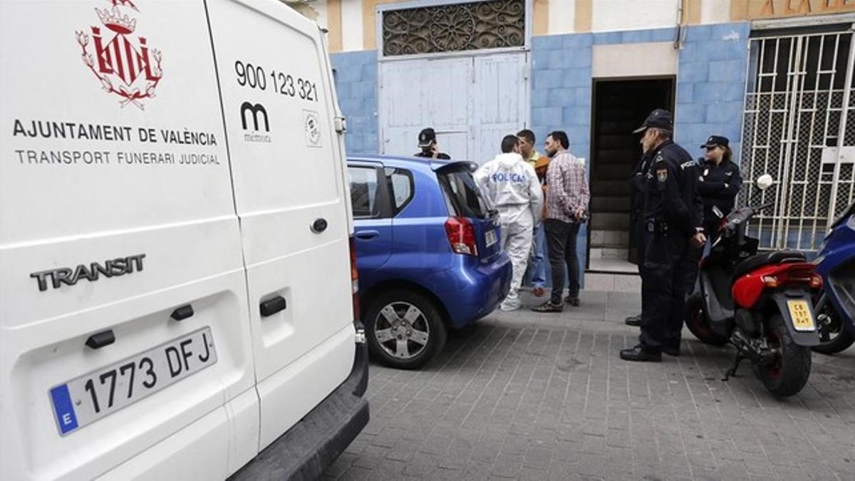 Ambulancia ante la puerta de la vivienda de Valencia donde ha sido asesinada una mujer.