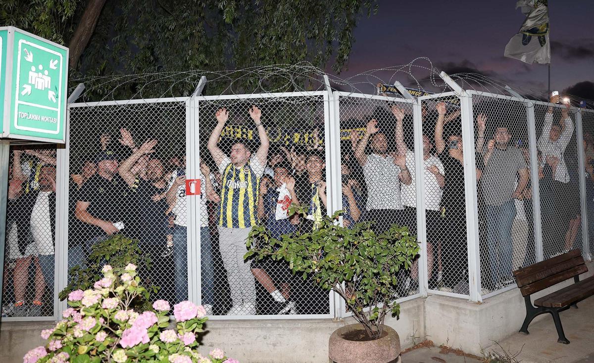 Muriqi, recibido en Estambul por cientos de aficionados del Fenerbahçe