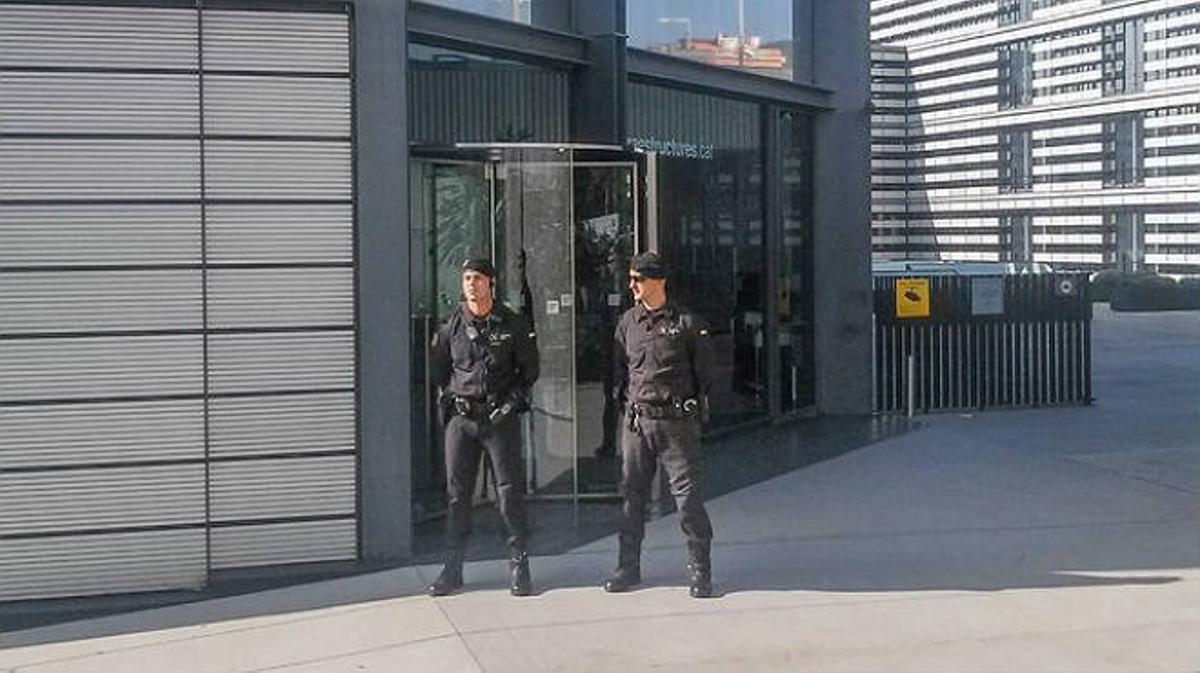 Imatges de recurs de la seu d’Infraestructures de Catalunya, empresa de la Generalitat, custodiada per la Guàrdia Civil.