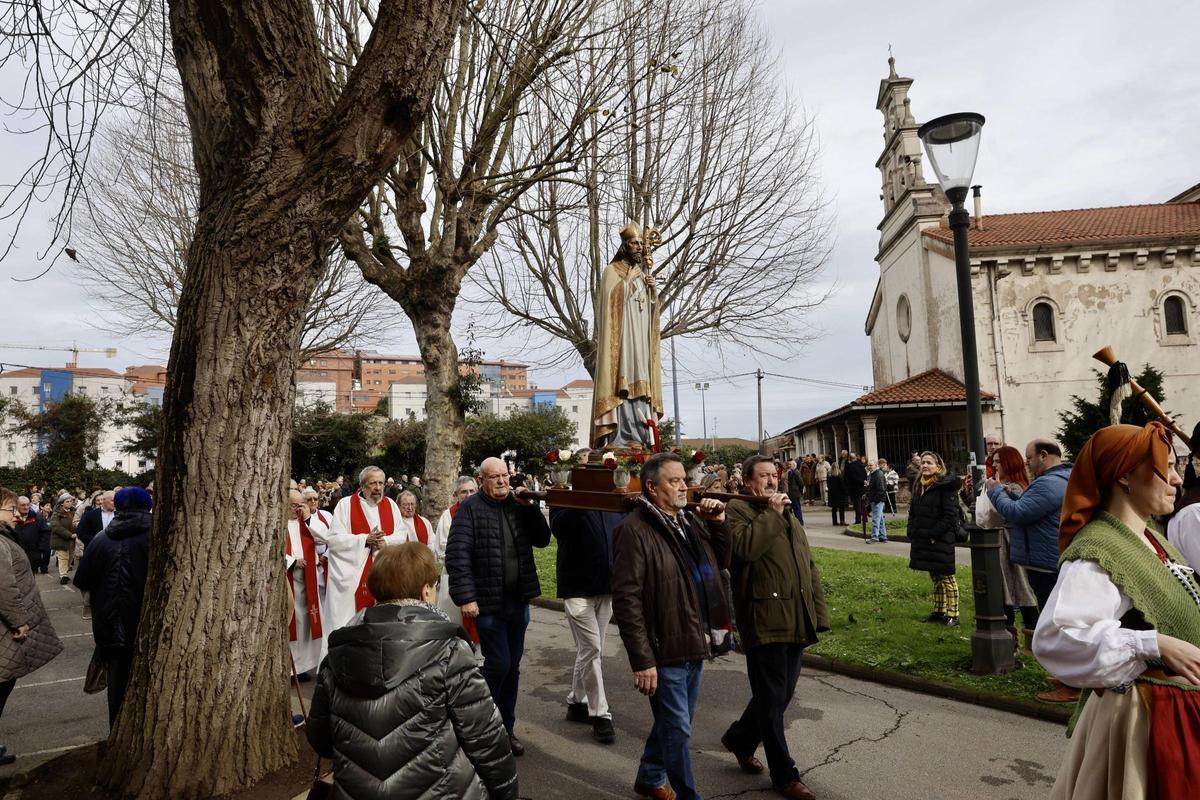 EN IMÁGENES: La parroquia de Jove se vuelca con las rosquillas para celebrar San Blas