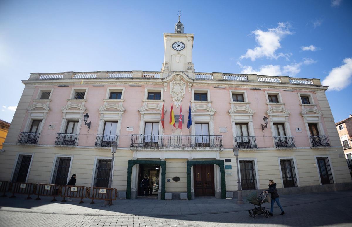 Archivo - Fachada del Ayuntamiento de Alcalá de Henares, a 3 de diciembre de 2025, en Alcalá de Henares, Madrid (España).