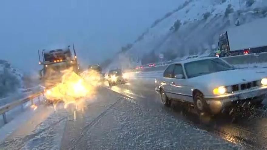 Las nevadas dejan atrapados a cientos de conductores en la carretera toda la noche