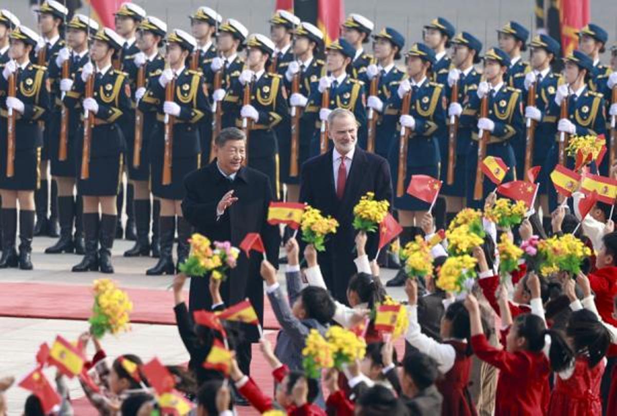 El presidente chino, Xi Jinping, pasea junto al rey de España, Felipe VI.