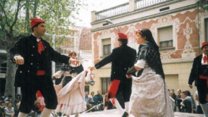 Una imatge de la dansa de la Quadrilla ballada a Martorell