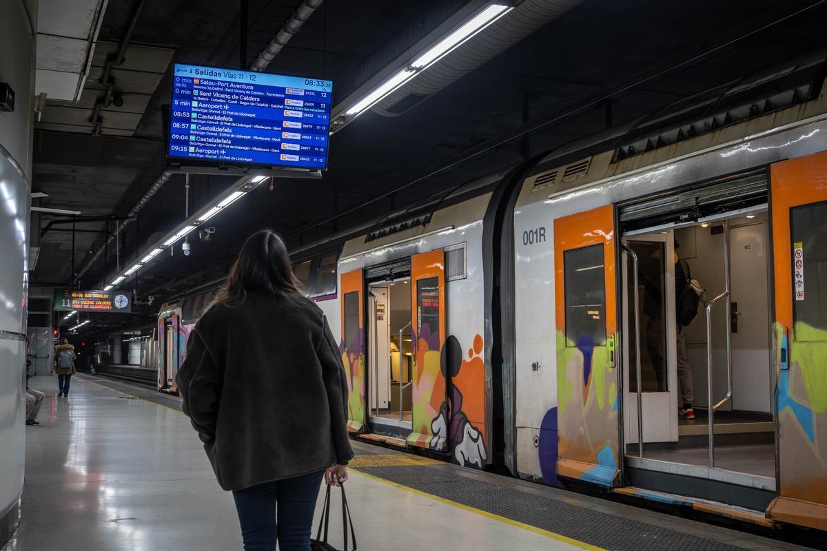 La estación de Sants recupera el pulso tras el restablecimiento del servicio de Rodalies