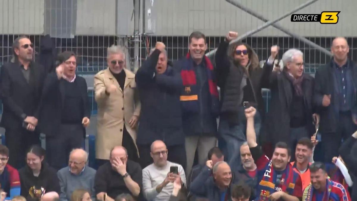 Joan Laporta, junto a miembros de su equipo, hace una botifarra en el Camp Nou.