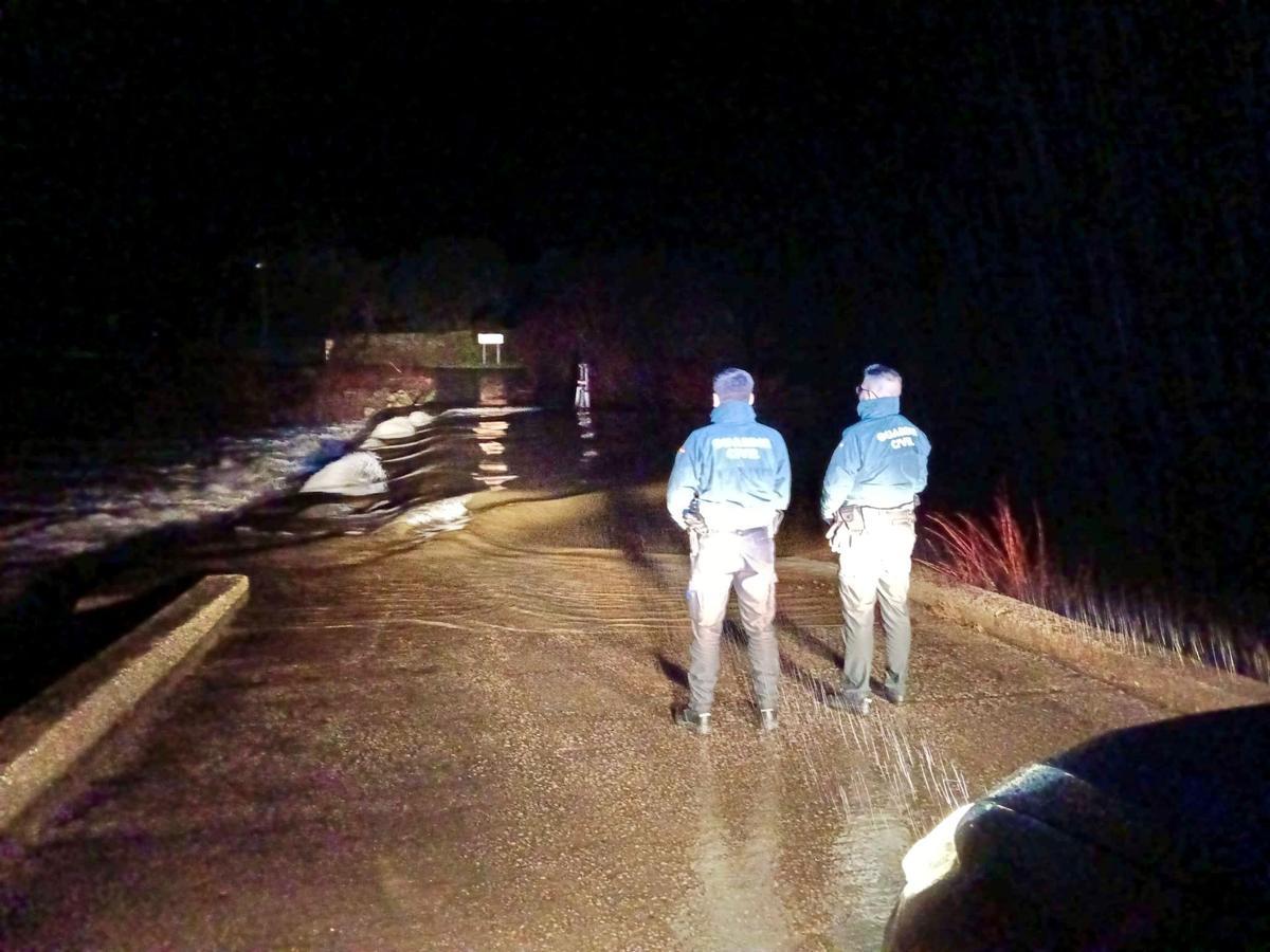 Situación de la carretera de Zarza la Mayor, afectada por la borrasca Ingrid, ayer.