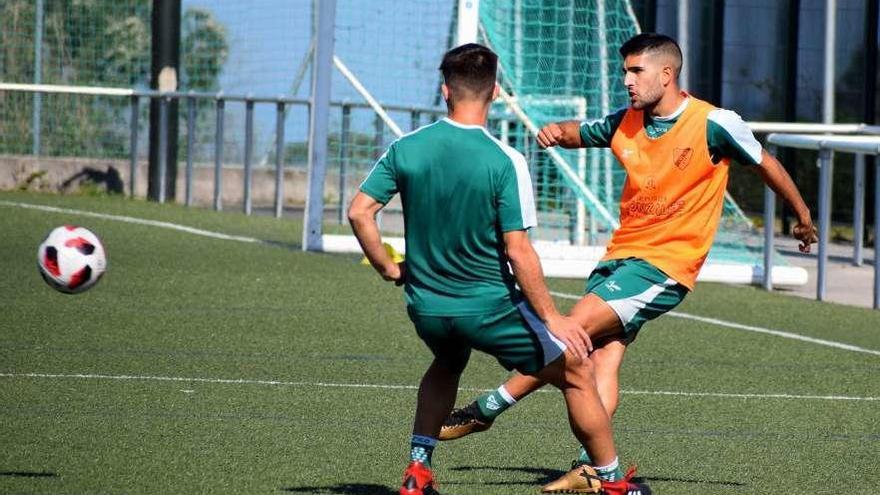 Juampa Barros, del Coruxo, golpea el balón durante el entrenamiento de ayer en Fragoselo. // R.R.